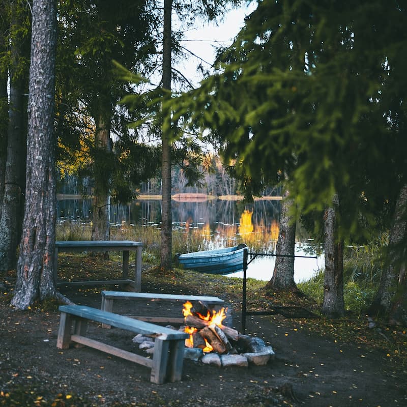 grillinuotio suomalaisen järven rannalla